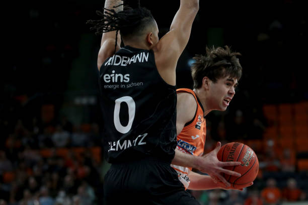 展现出极强 展现出极强